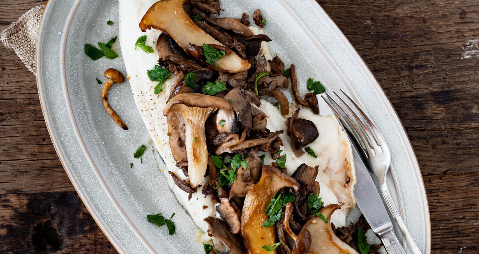 Foto van dorade met paddenstoelen uit de oven