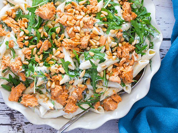 Pastasalade met zalm en rucola